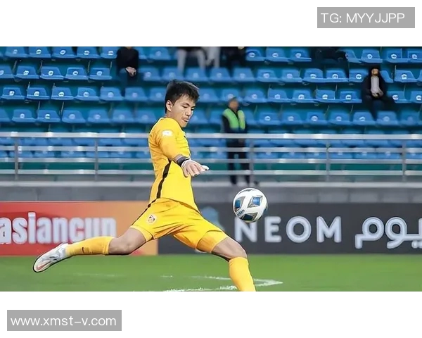 足球明星踢球鞋意外破裂瞬间视频引发热议球迷纷纷围观讨论